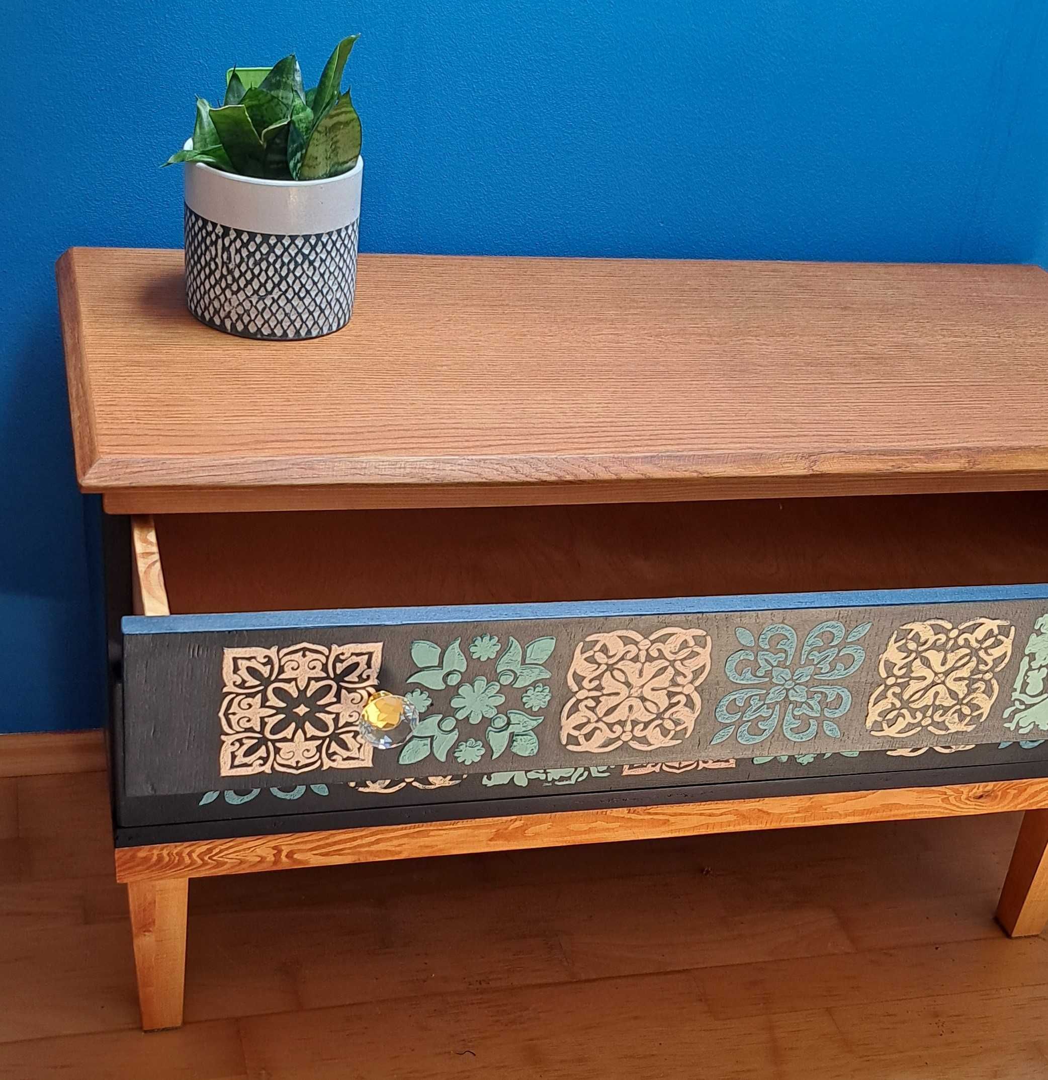 Mała komoda na nóżkach 99x41x58