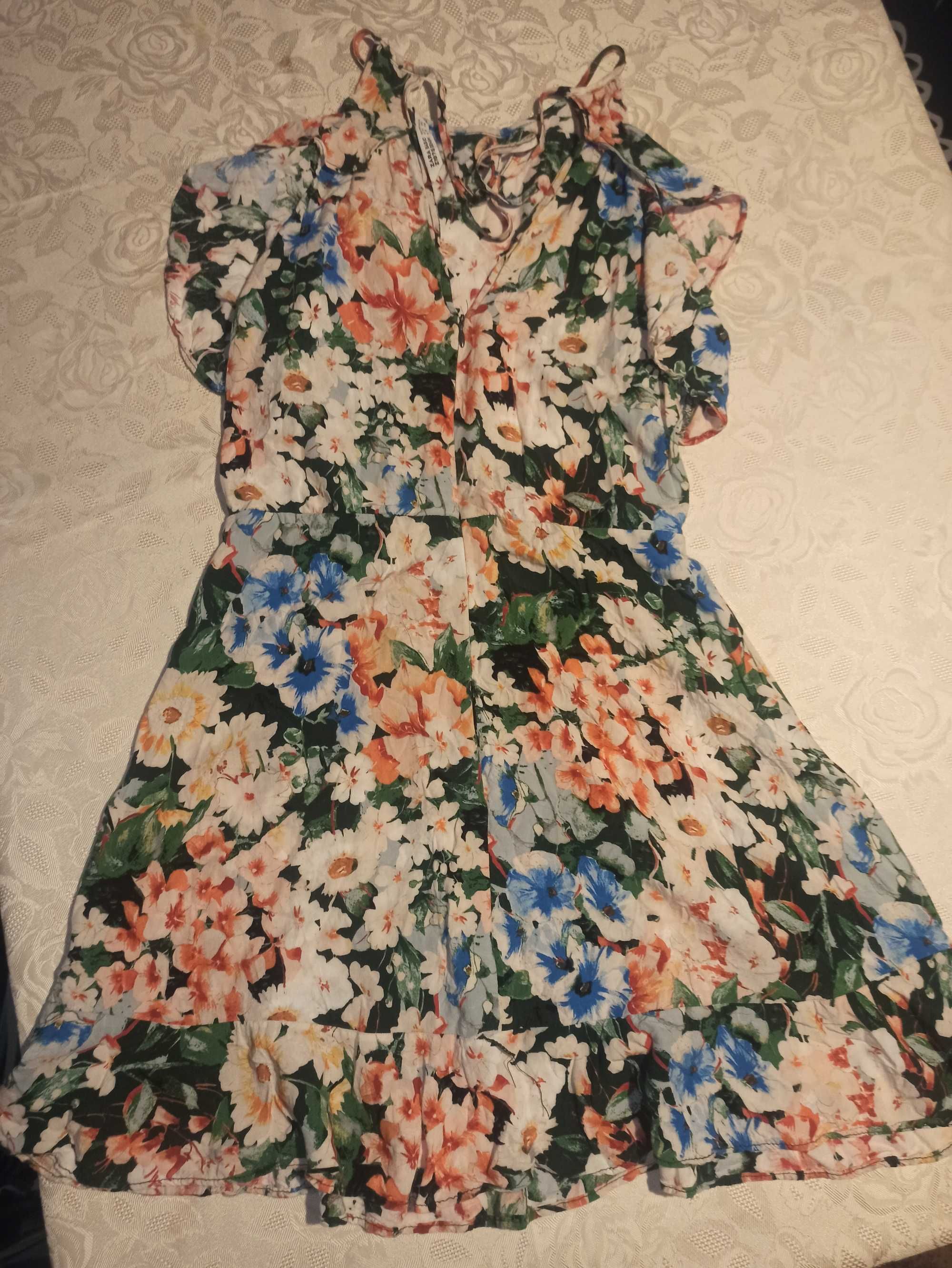 Sukienka w kwiaty Zara