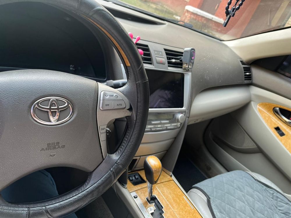 Машина Toyota camry