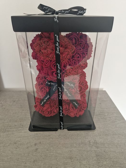 Urso de rosas vermelhas