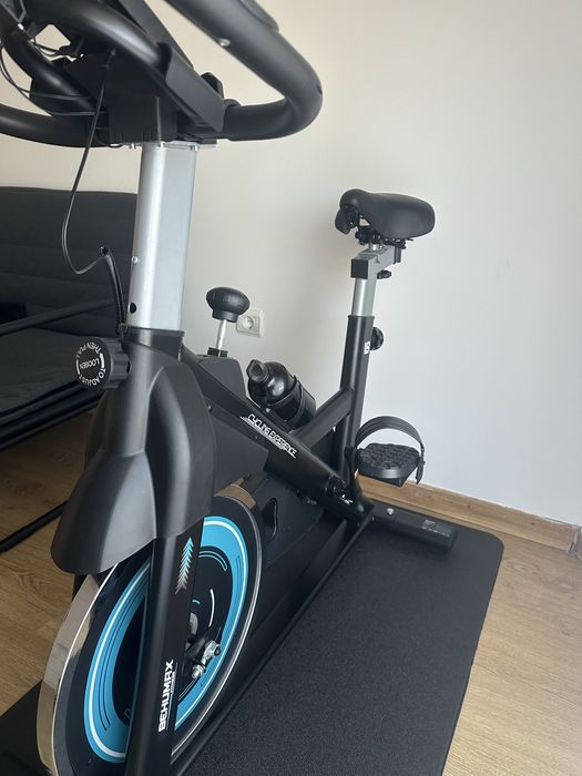 Bicicleta ciclo indoor com tapete