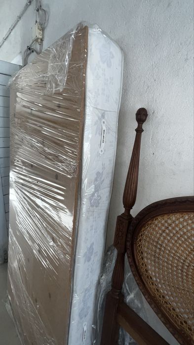 Cama antiga com estrado