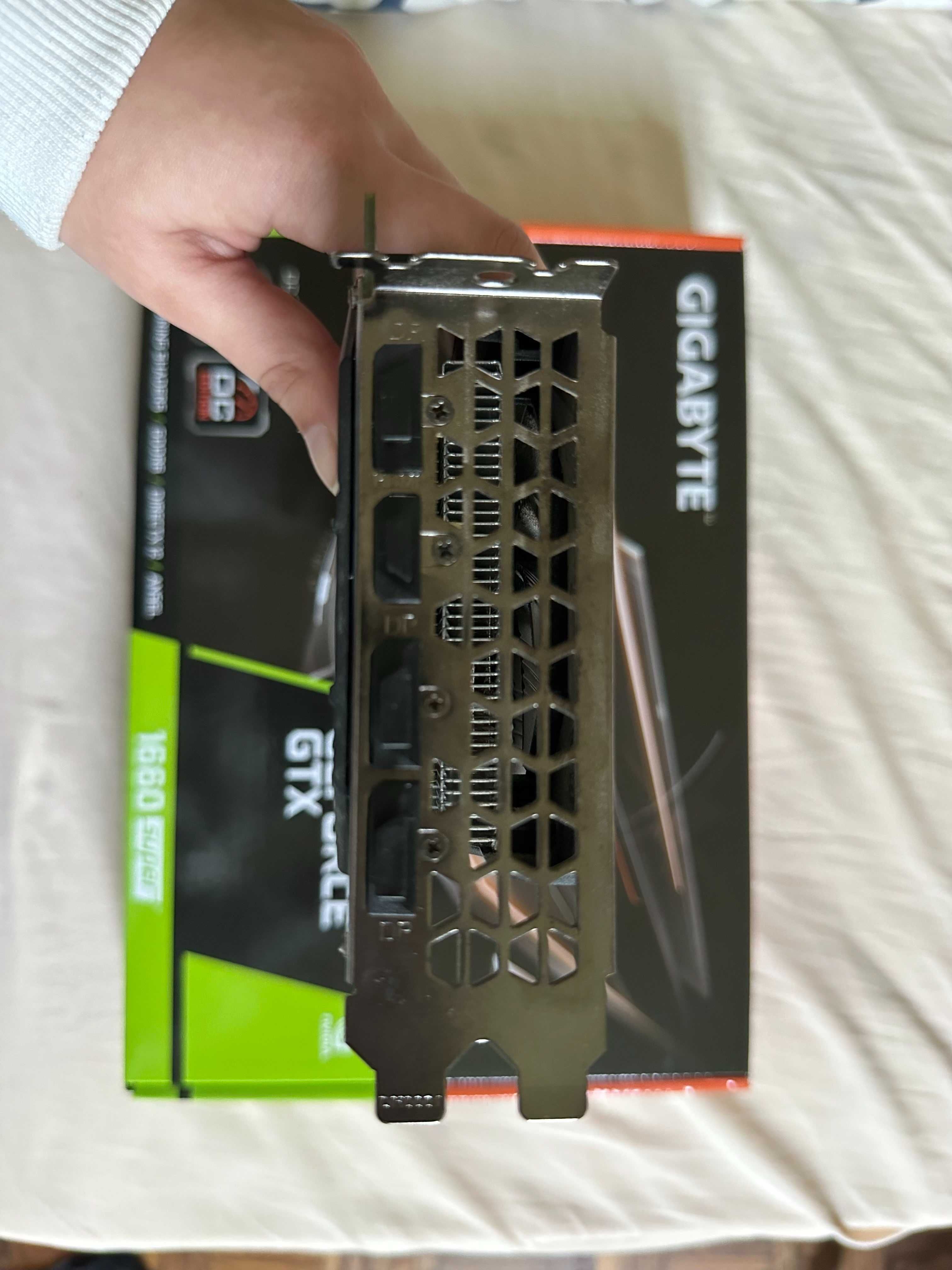 Placa Gráfica NVIDIA GIGABYTE GTX 1660 Super 6 GB VRAM