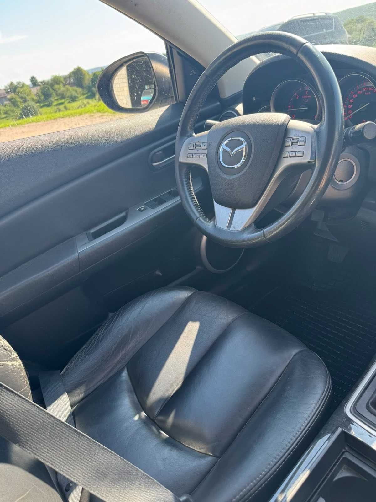 Mazda 6 в чорному кольорі. Хетчбек 2009 рік.