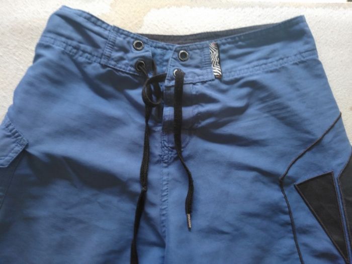 Calções azuis escuros da MOD TECH volcom tamanho 12 anos