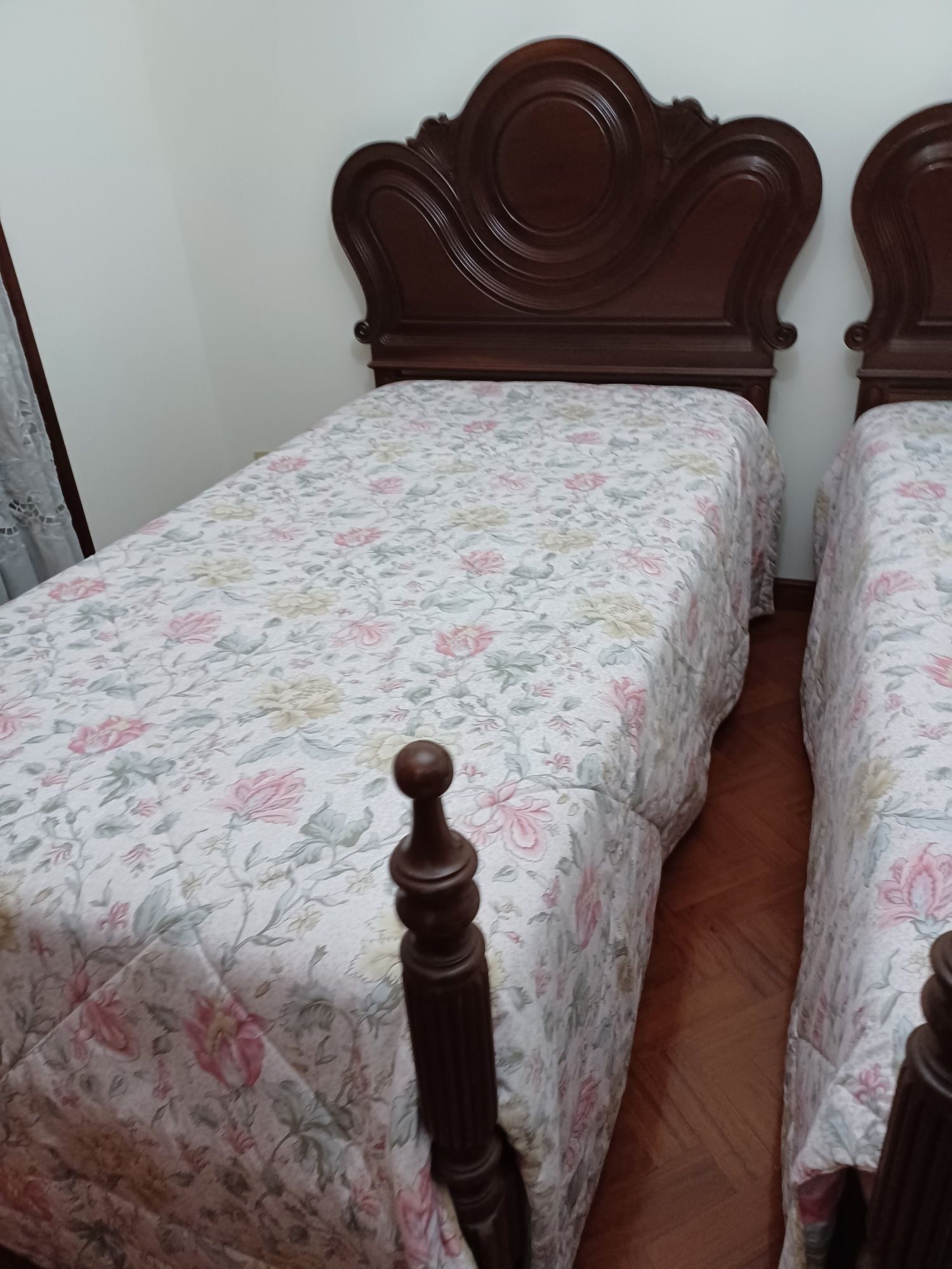 Mobilia quarto 2 camas.