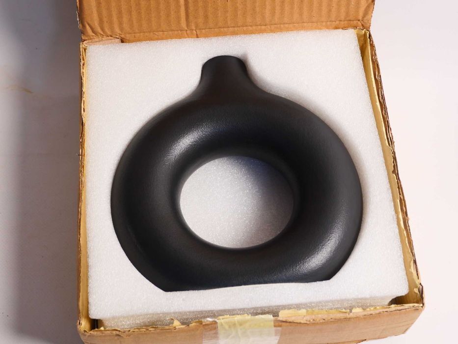 Декоративна кругла ваза для квітів фірми Vvhippo