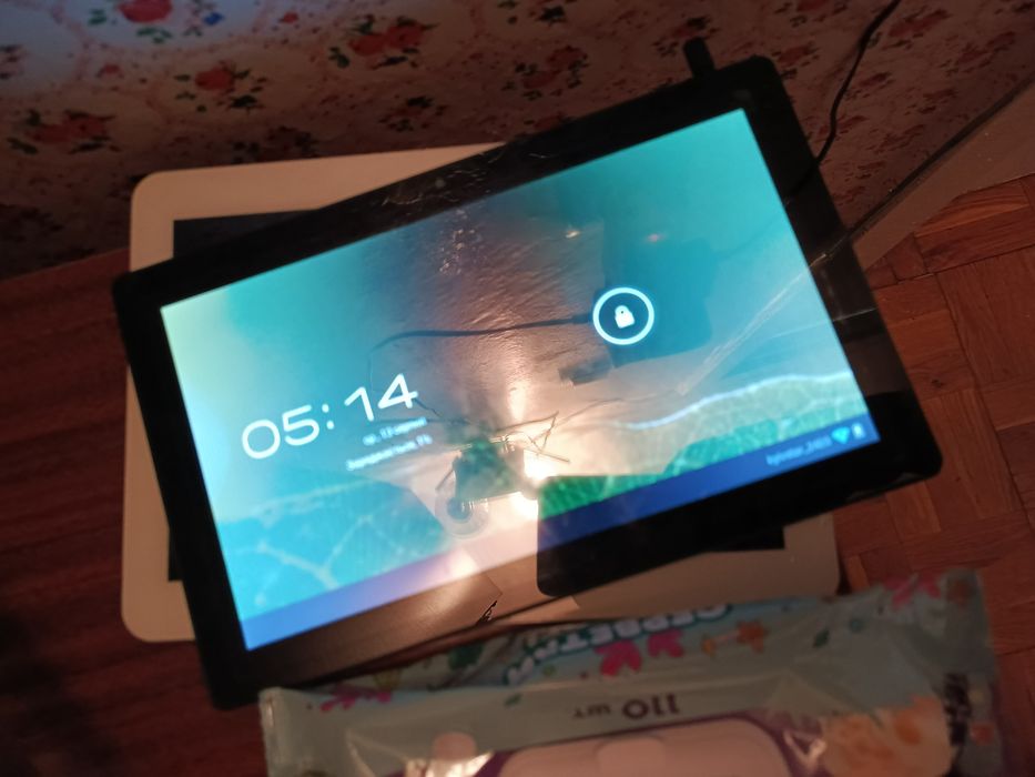 Продам два планшети робочі у чорного не тримає батарея у білому тримає