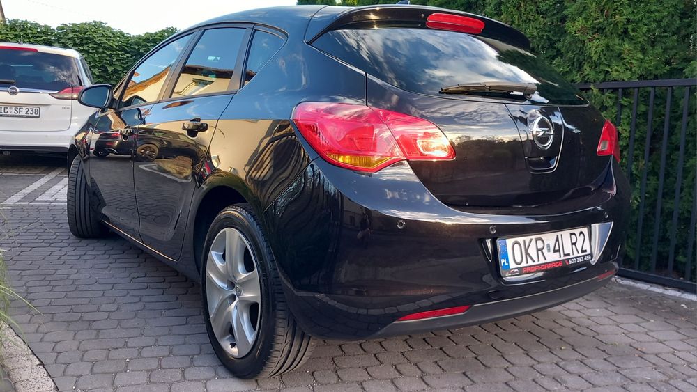 Opel Astra J 1.6 16v 115km stan BDB podgrzewane siedzenia i kierownica