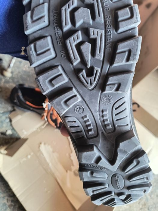 Рабочие ботинки с защищённым носком