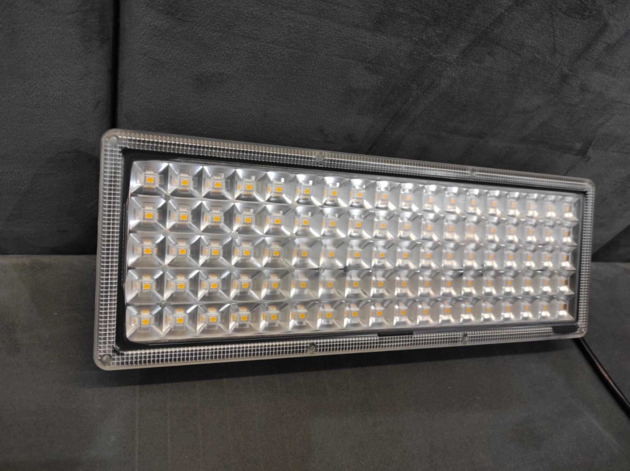 Mocny reflektor LED 4 x 100 W 3000 K 100LM/W.