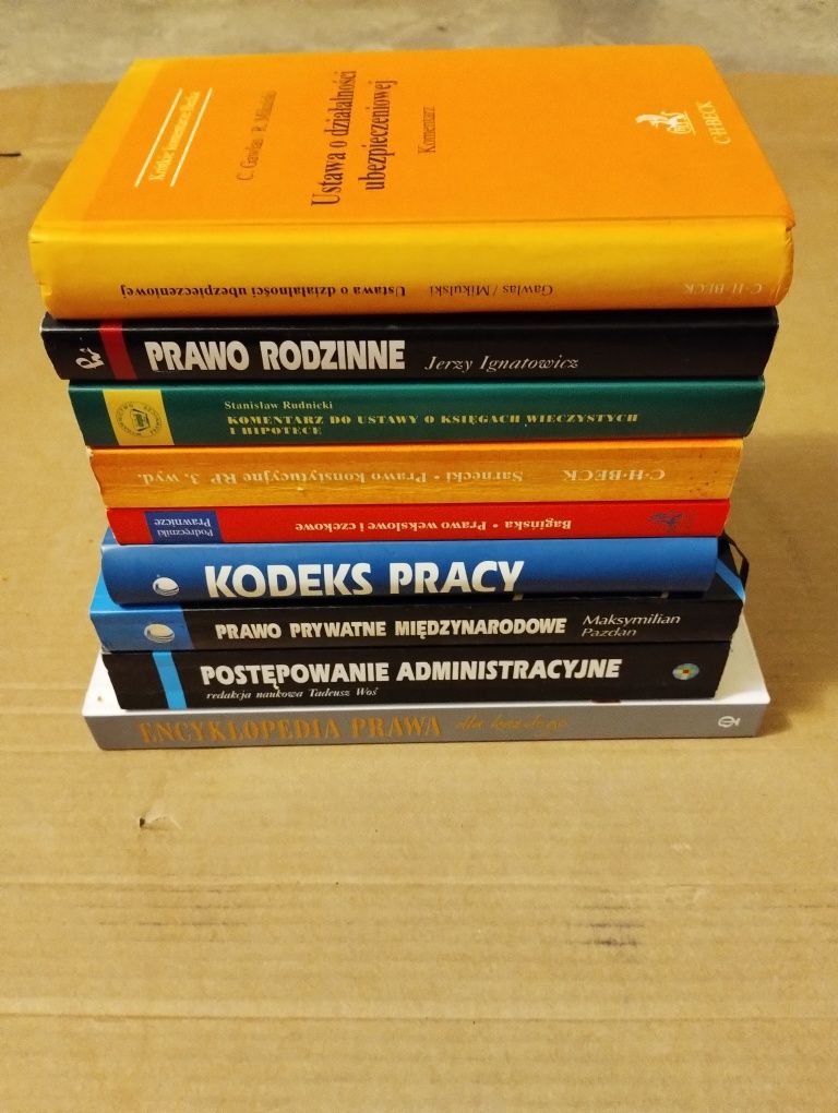 9x książek z zakresu prawa i komentarzy prawnych