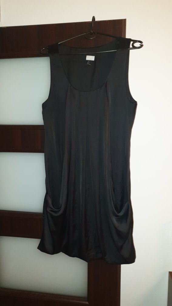 Czarna sukienka na ramiączkach