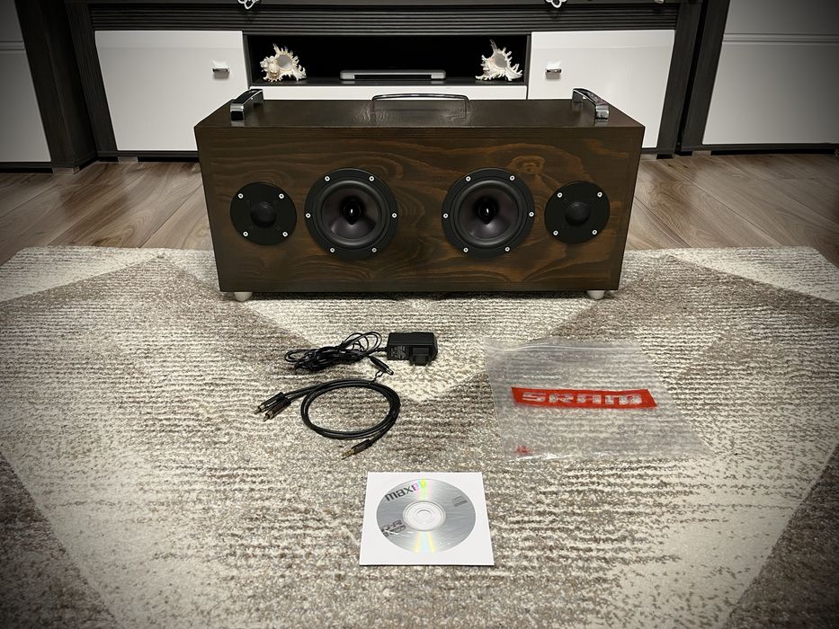 Referencyjny głośnik aktywny w kolorze czekoladowym, o mocy 2x35 Wat