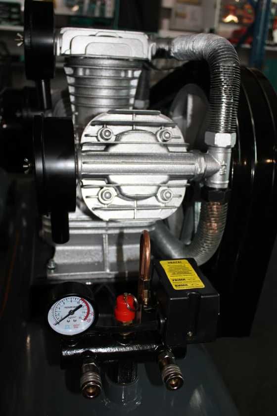Поршневой воздушный компрессор 220 л GTM KC3090-220L ременной