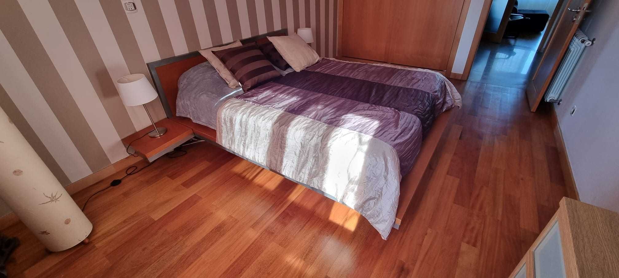 Cama de casal em madeira