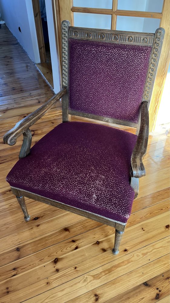 Fotel zabytkowy z podłokietnikami tapicerowany