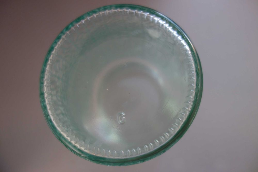 piękne błękitne szkło norweskie z wypukłą grafiką na powierzchni szkła