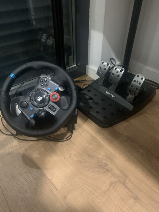 Logitech G29 com pedais + shifter.