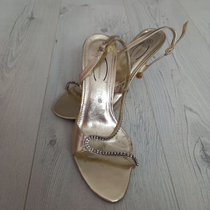 Luksusowe złote sandałki szpilki oryginalne Casandra sandały obcasie