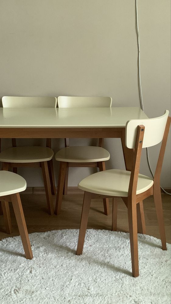 Кухонний стіл та стільці з білого дерева