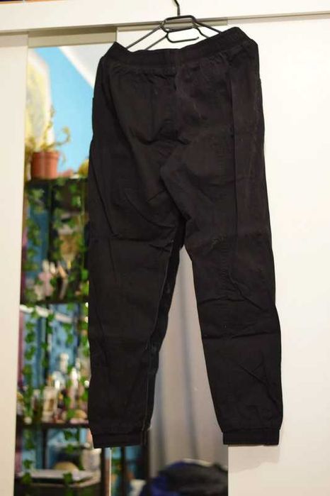 czarne jeansy spodnie joggery ze ściągaczami skinny proste slim fit