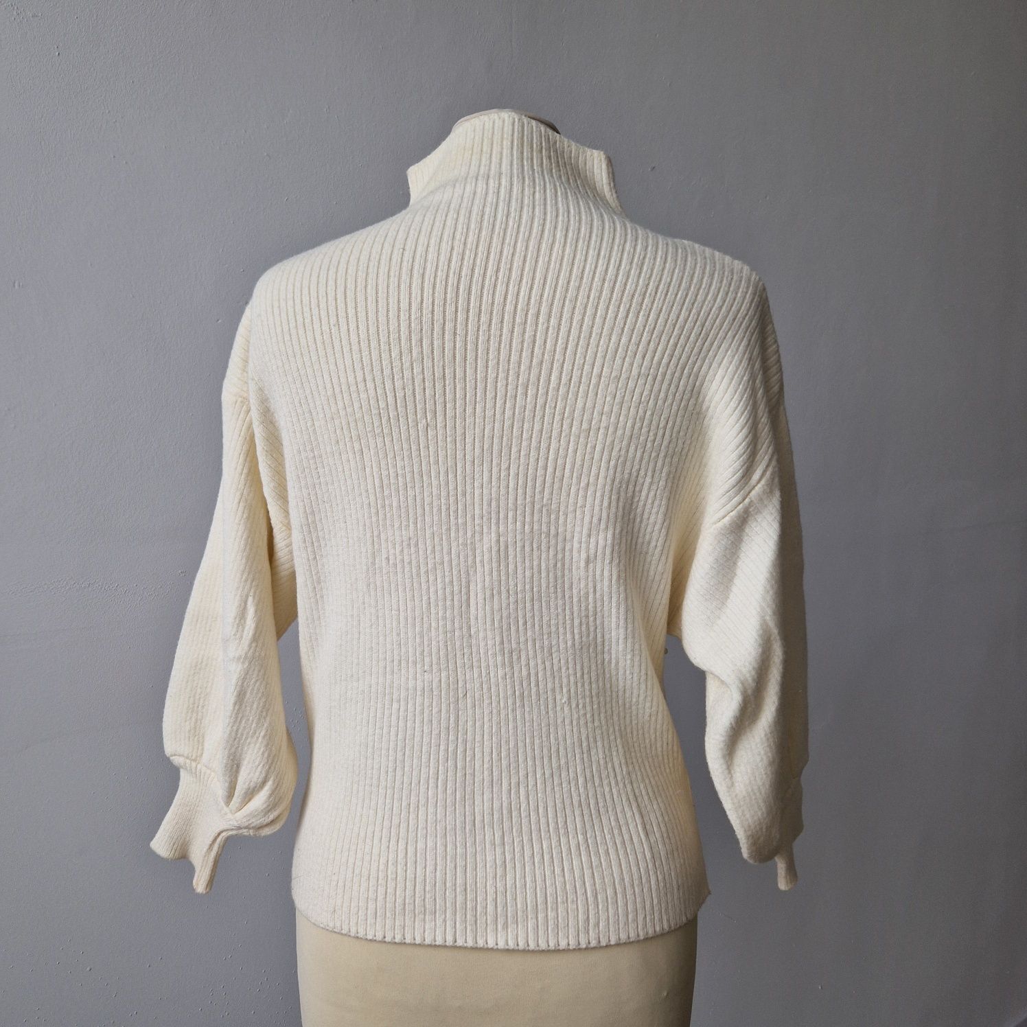 Kremowy sweterek z perełkami rozmiar M/L