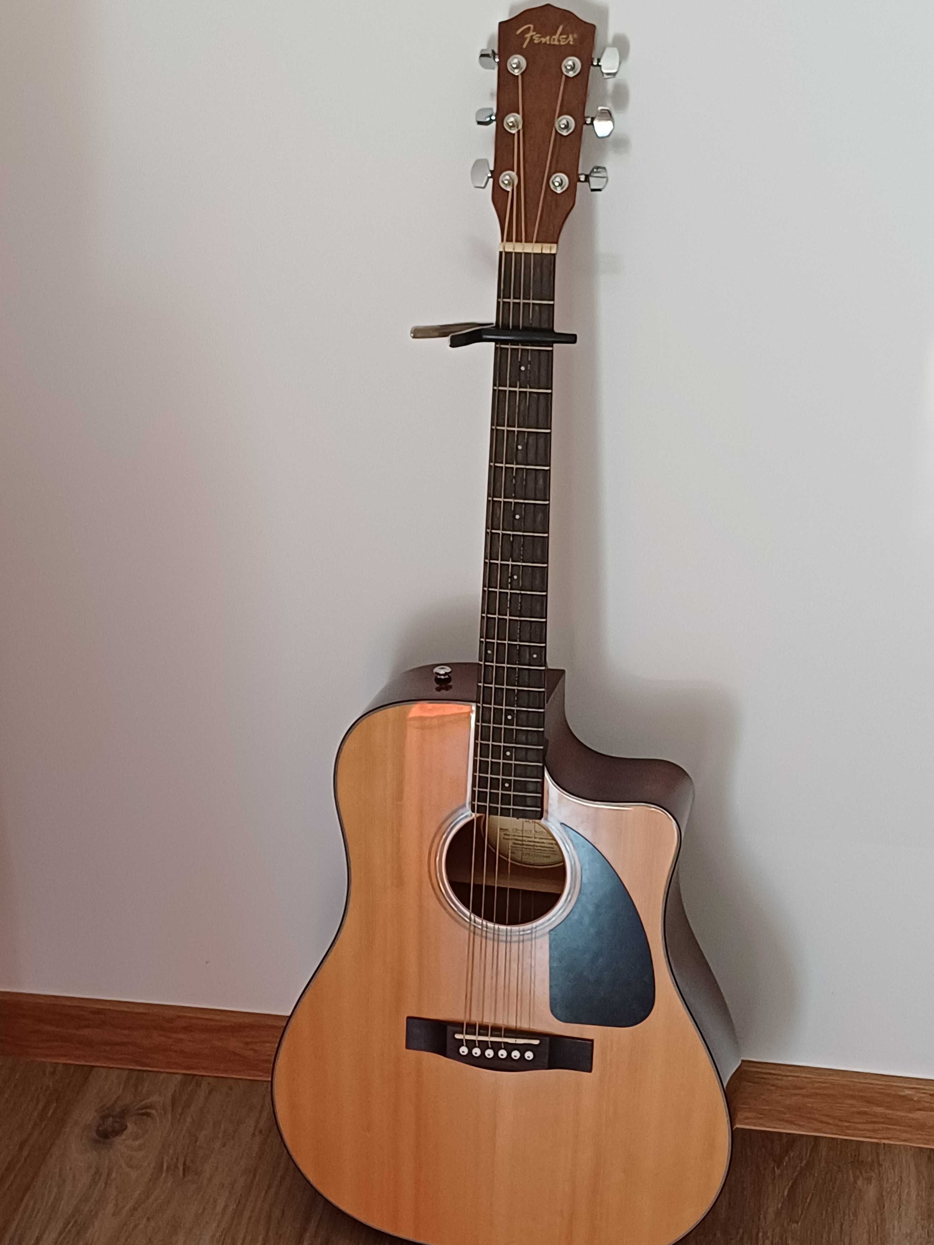 Guitarra Fender Electroacústica CD-60CE-NAT-DSV2 + Capo, Saco (Oferta)