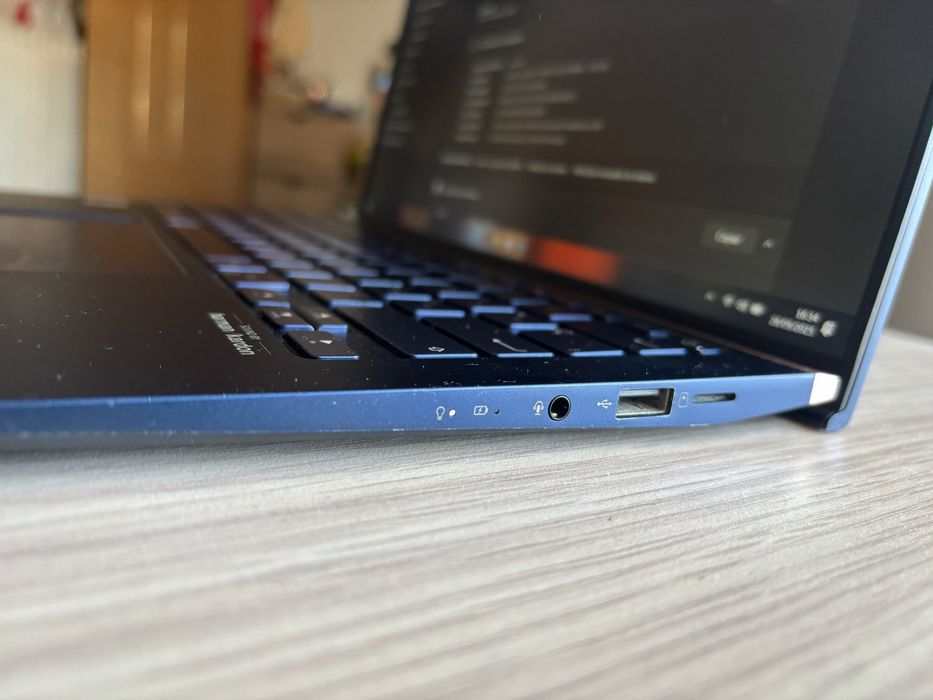 Asus Zenbook 14 / i7 / 512gb SSD/ 16gb RAM