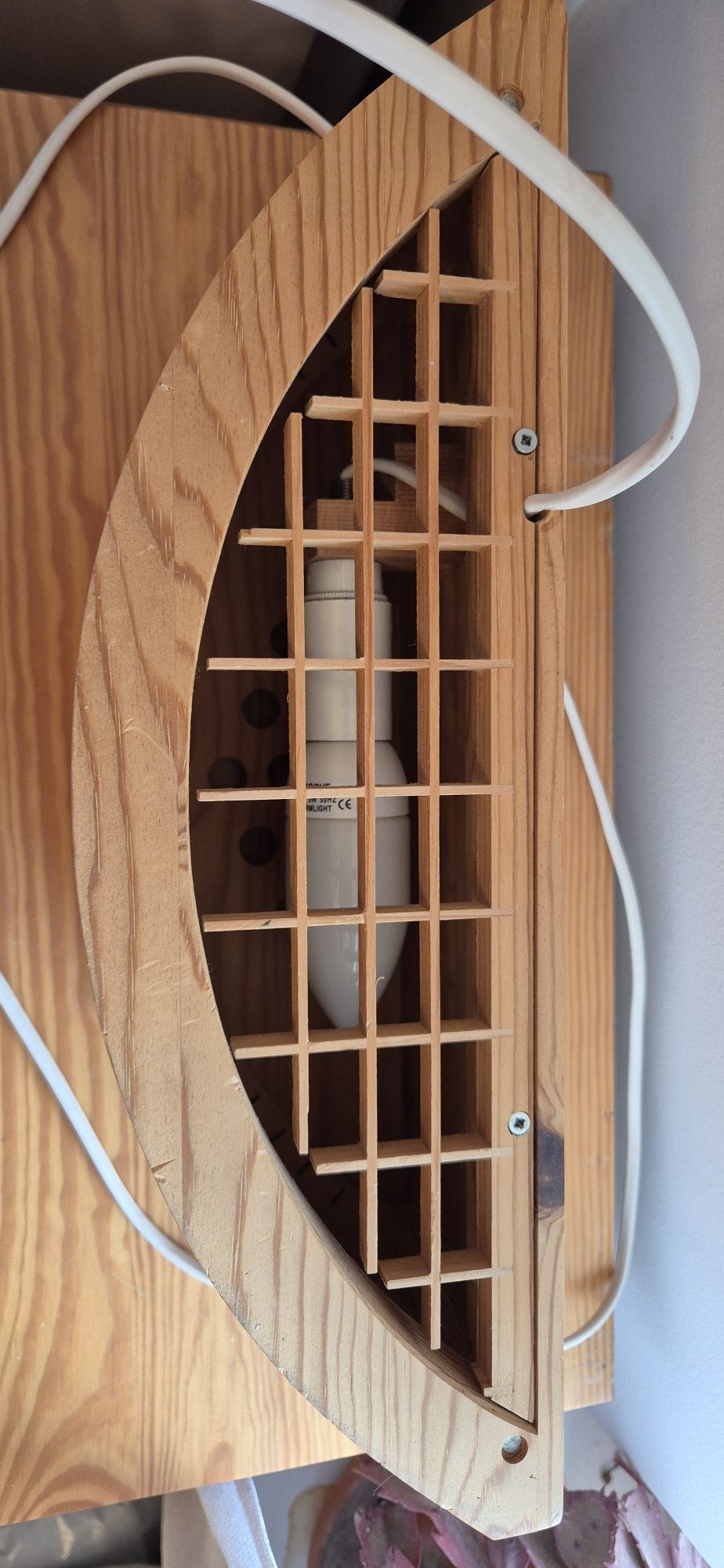 Lampa drewniana w skandynawskim stylu
