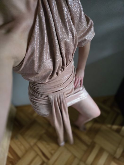 Loola, Nadine - Asymetryczna sukienka z szarfą i bufiastym rękawem