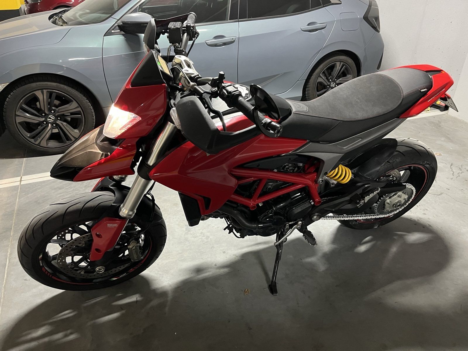 Ducati Hypermotard 821 / Zamiana na multistradę