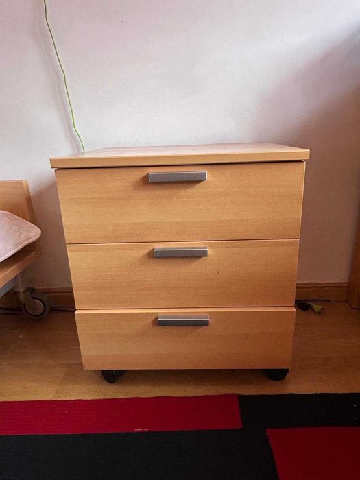 Mesa de cabeceira com 3 gavetas