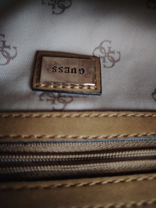 Torebka Guess w kolorze musztardowym