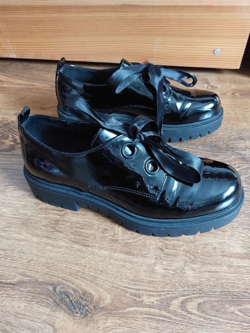 Lakierowane loafersy Reserved 37