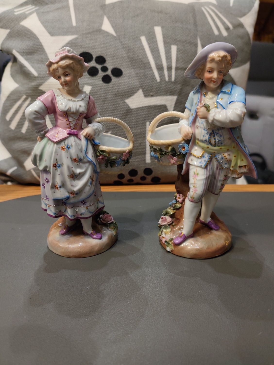 Para starych figurek porcelanowych