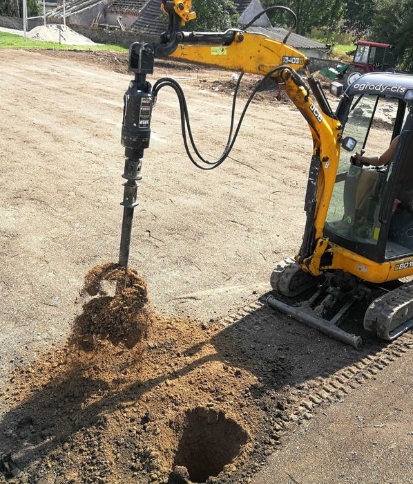 Wiercenie otworów, wiertnica do koparki, wiercenie otworów pod słupki