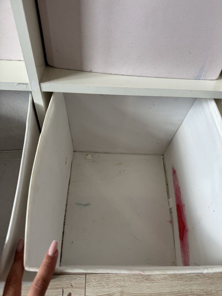 Regał ikea kallax z pojemnikami