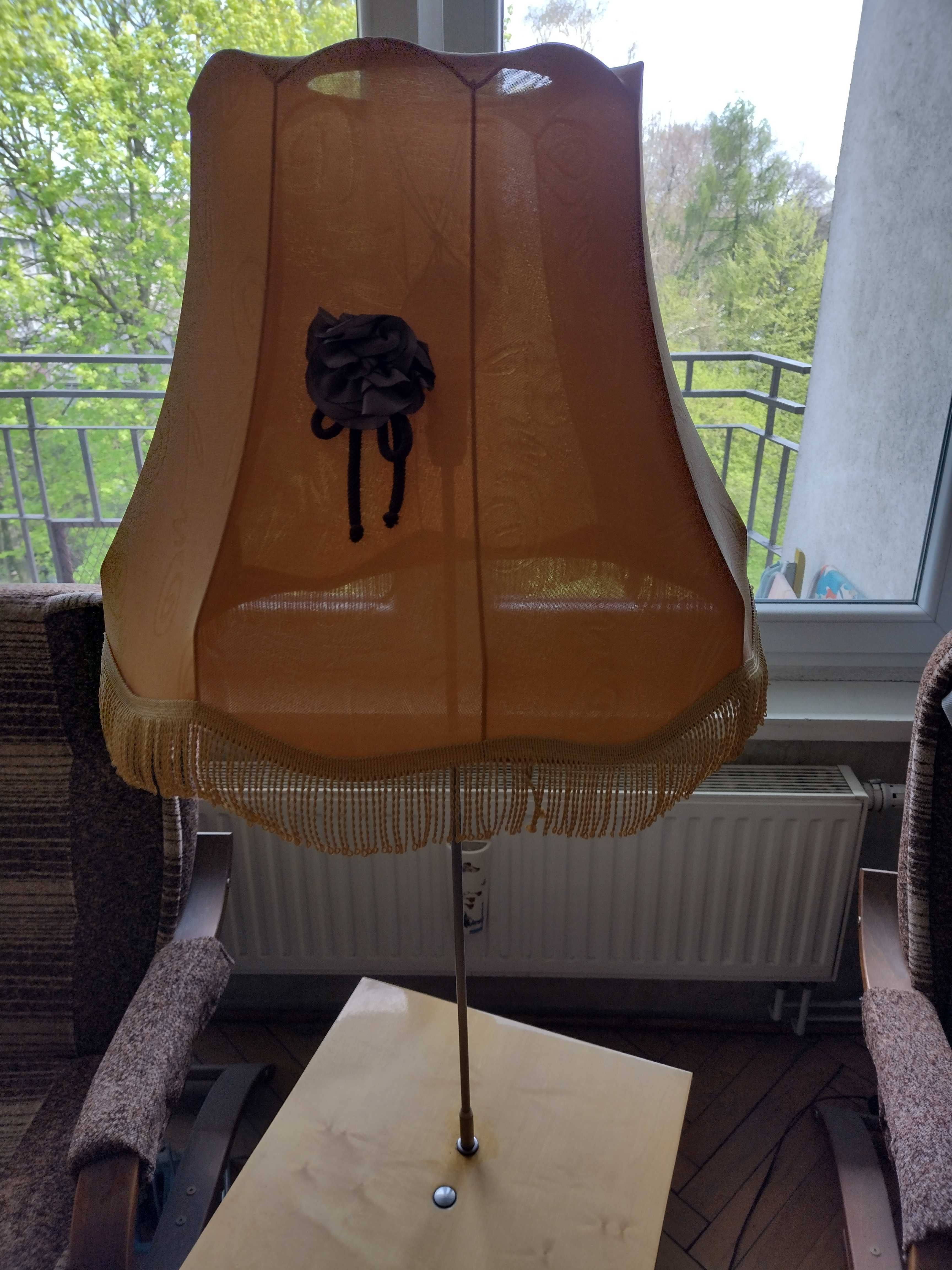 Lampa z gazetnikiem, stolikiem PRL