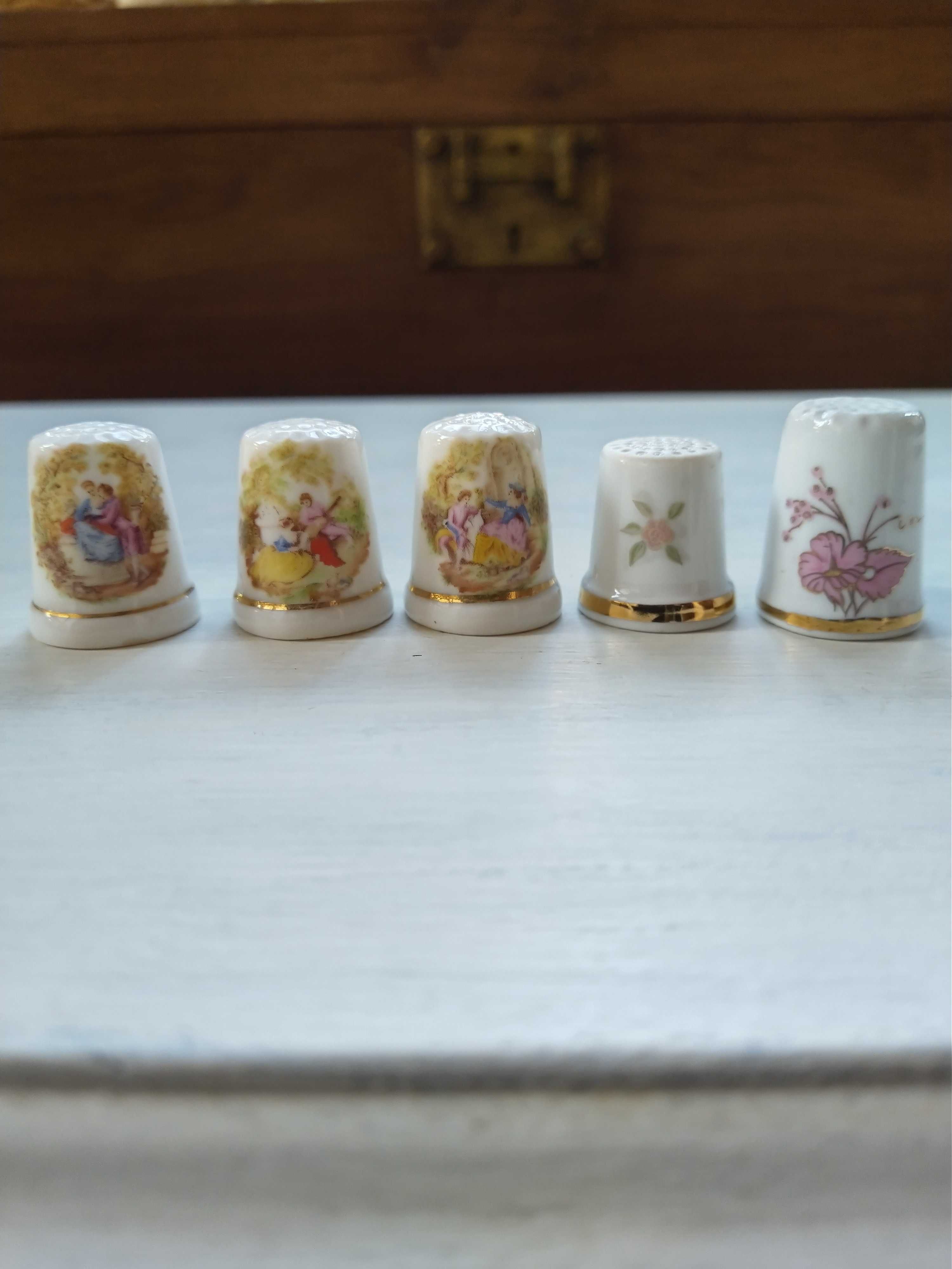 Cinco dedais de coleção em porcelana