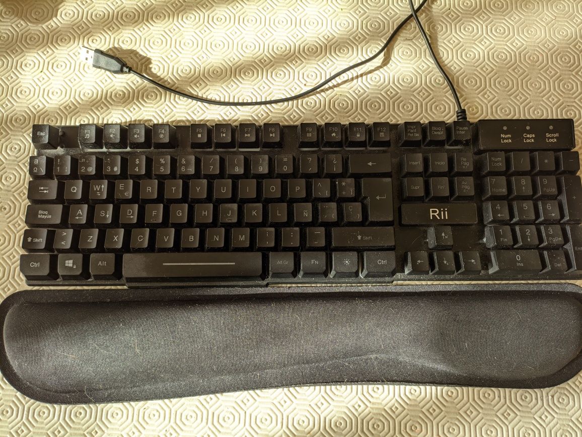 Conjunto rato, teclado, e suporte para pulsos