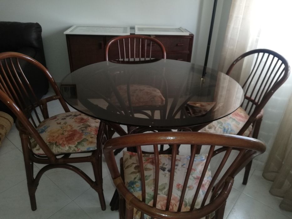 Lindíssima mesa de refeição em bambu castanho envernizado