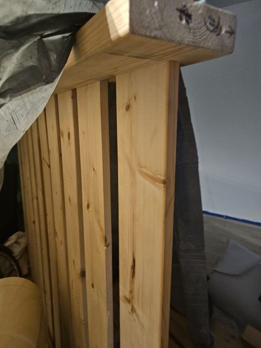 Antresola, łóżko drewniane.