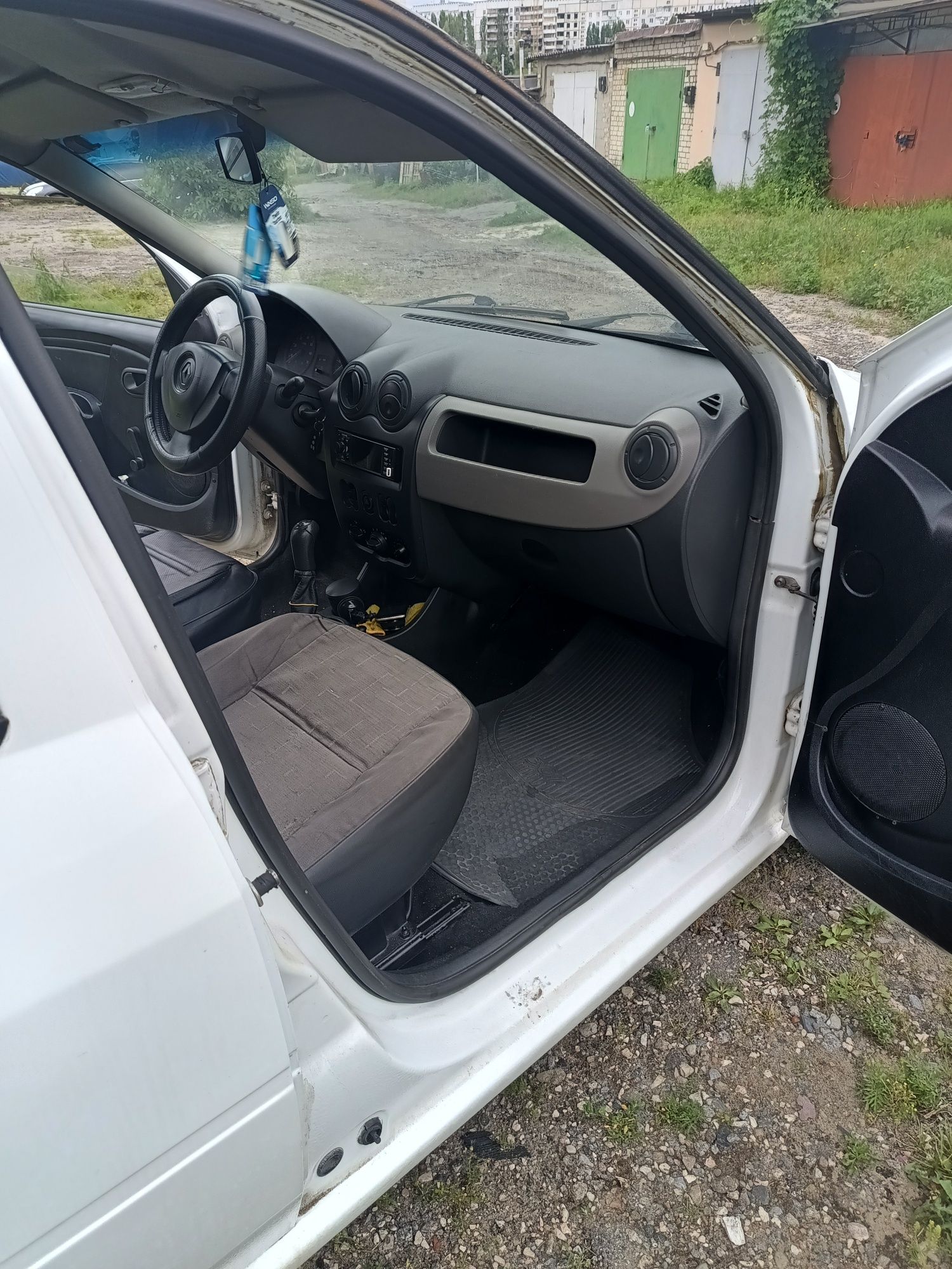 Продам RENAULT LOGAN 2011г. 1.4.б,газ