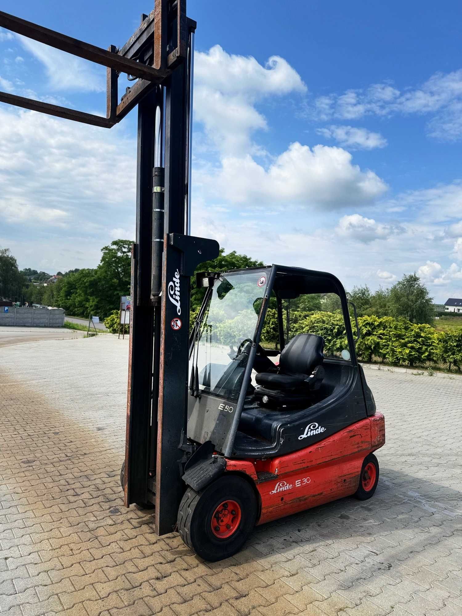 wózek widłowy elektryczny LINDE E30 wolny skok przesuw boczny 3000kg