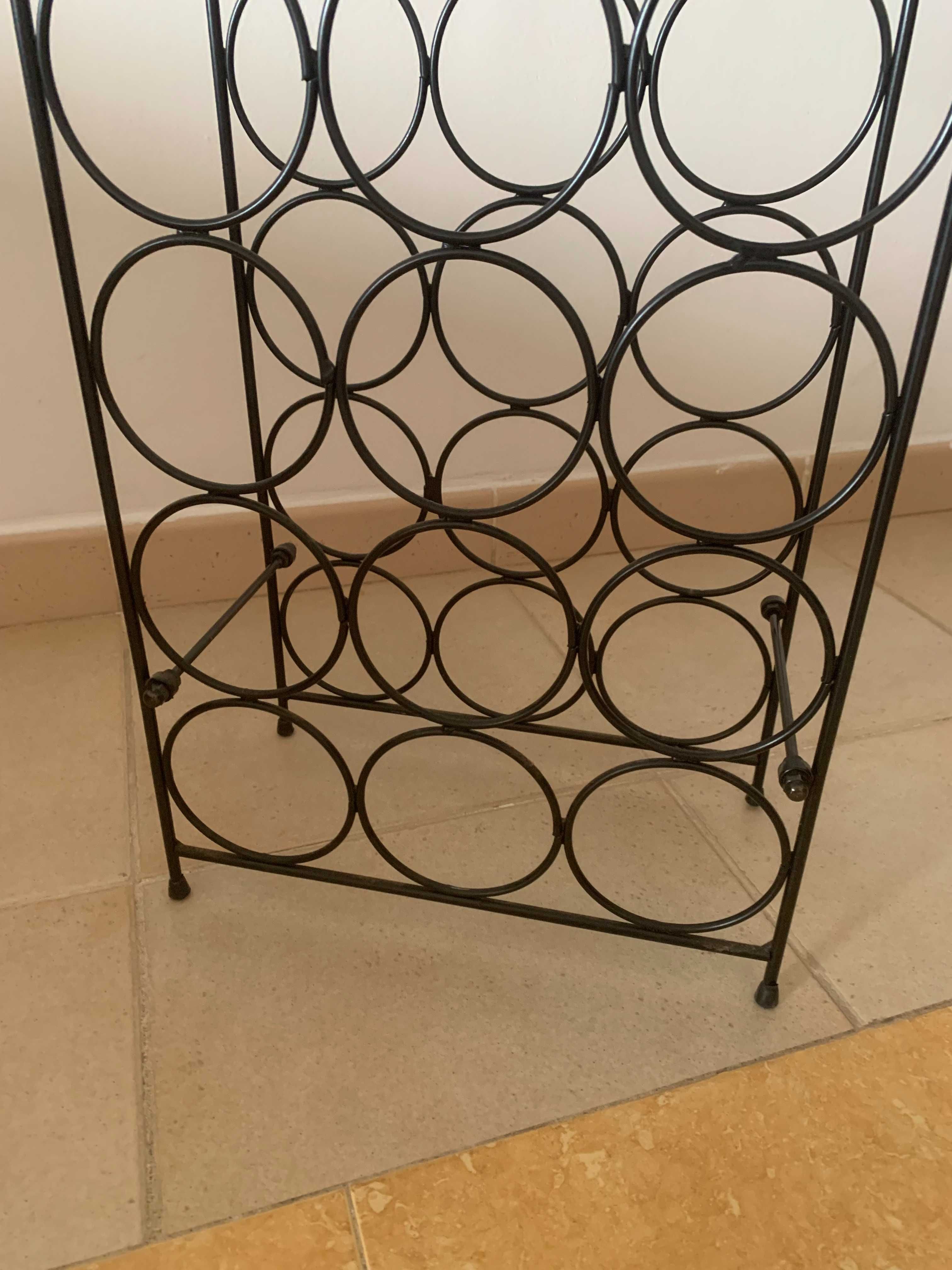 Garrafeira em metal preto com capacidade para 18 garrafas