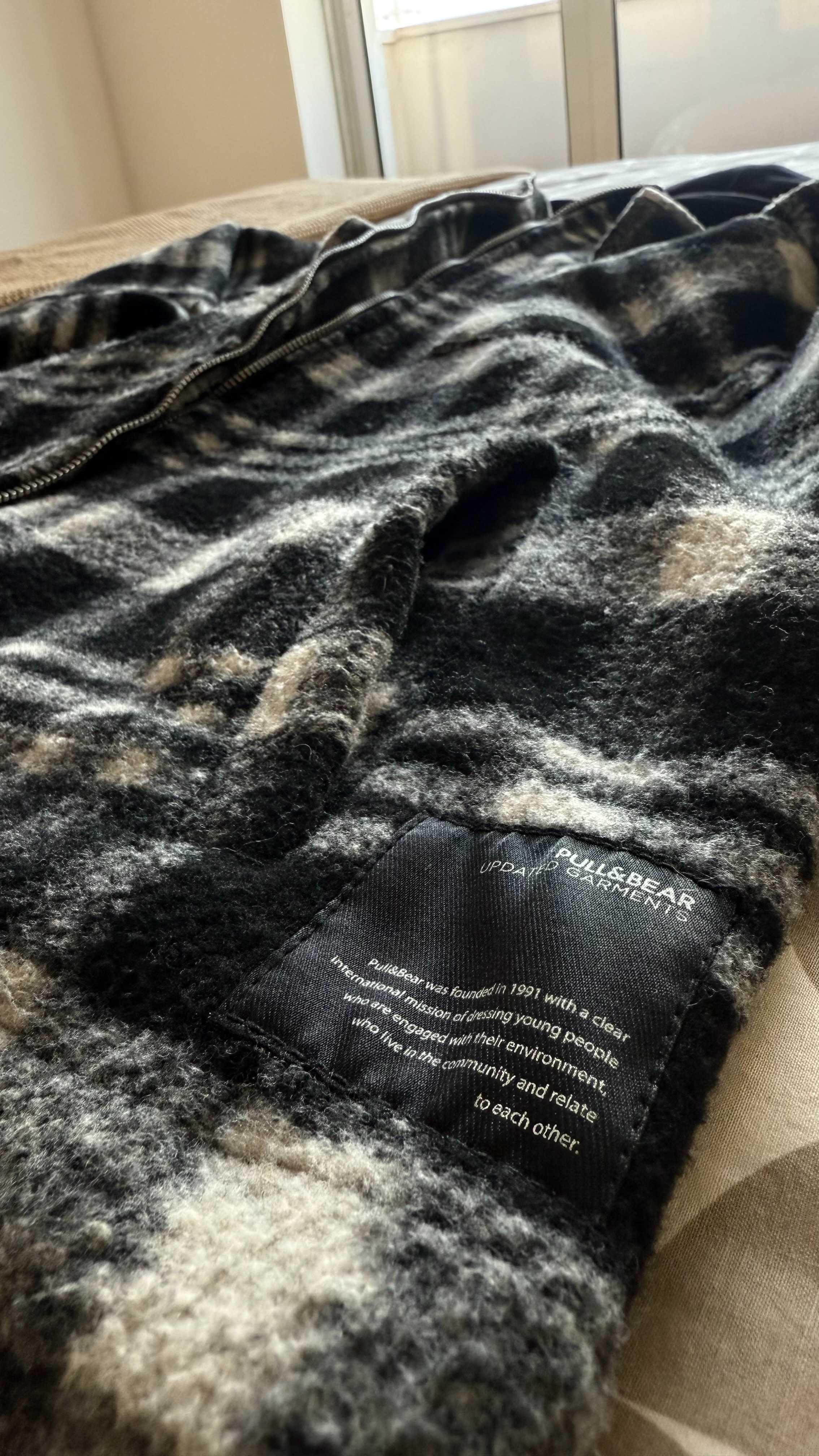 Casaco de Fecho com Capuz aos quadrados Preto e Branco