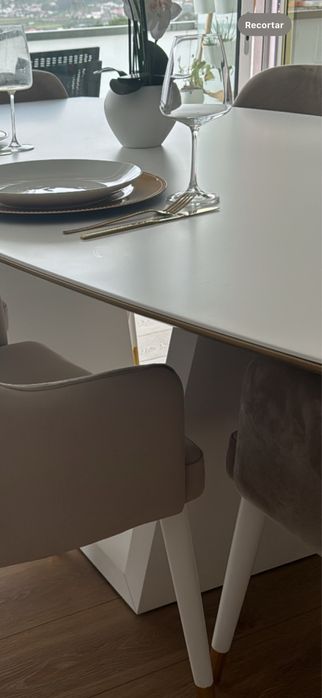 Mesa de jantar branca com promenor dourado
