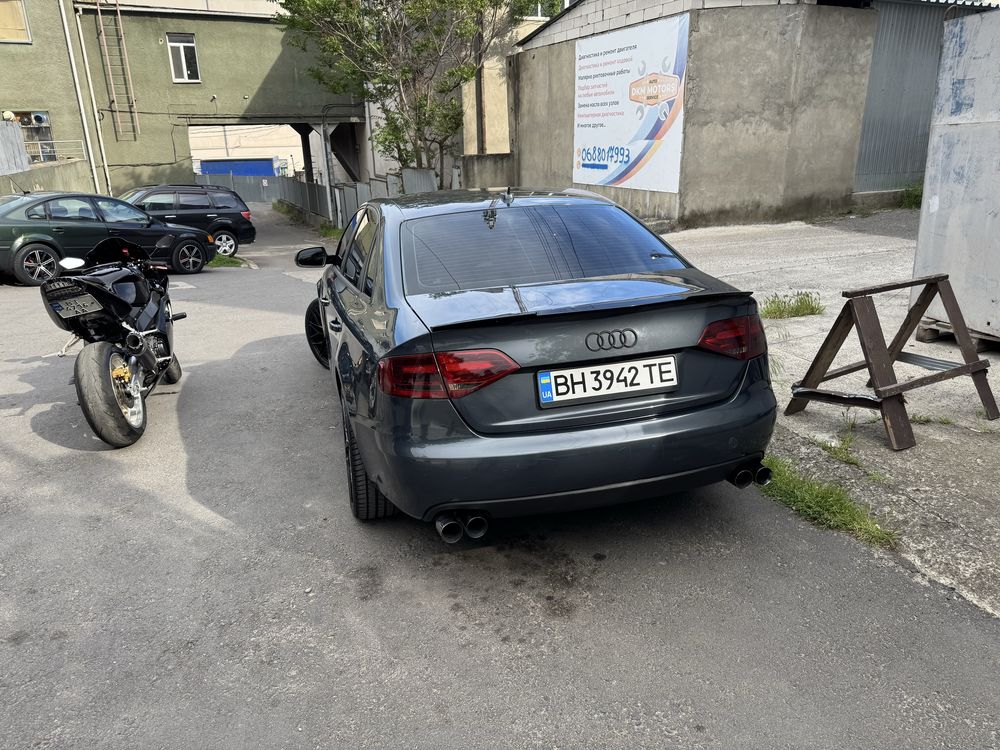 Audi a4 b8 2011 год.