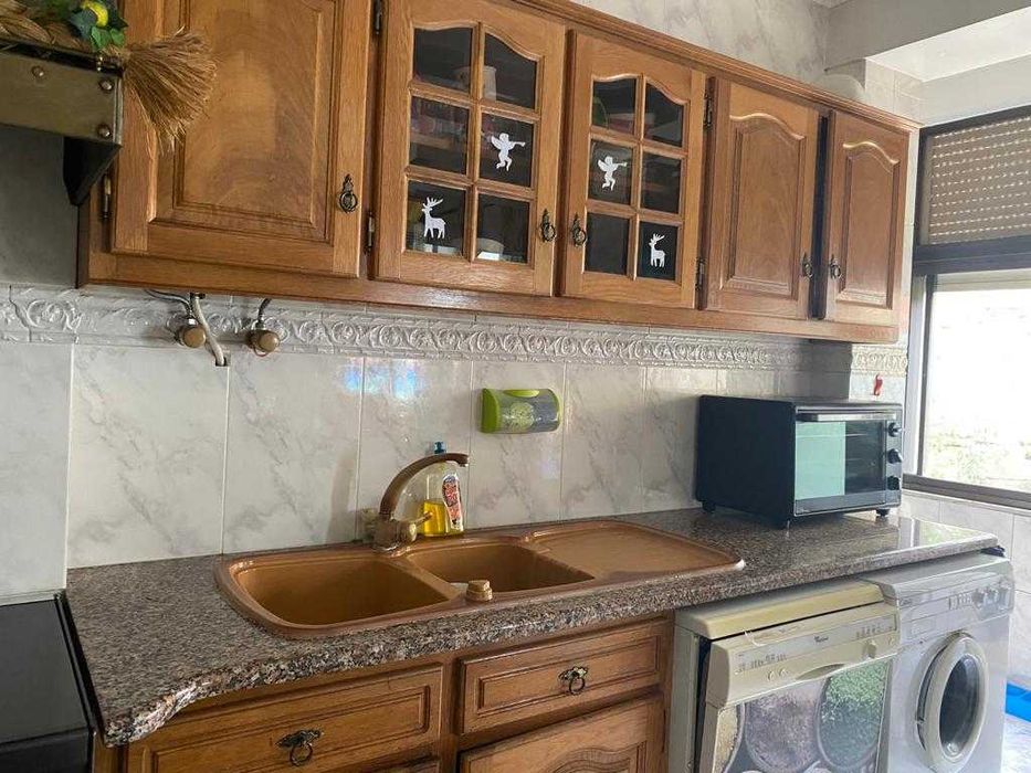 Armários cozinha madeira maciça de pinho. Bancada granito laminado